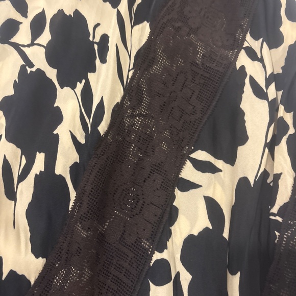 Beautiful long silky and lace dress - Picture 6 of 6